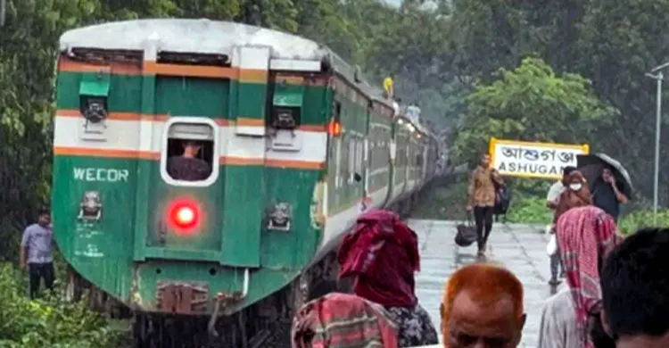 কাপলিং হুক ভেঙে মহানগর এক্সপ্রেসের ৬ বগি বিচ্ছিন্ন