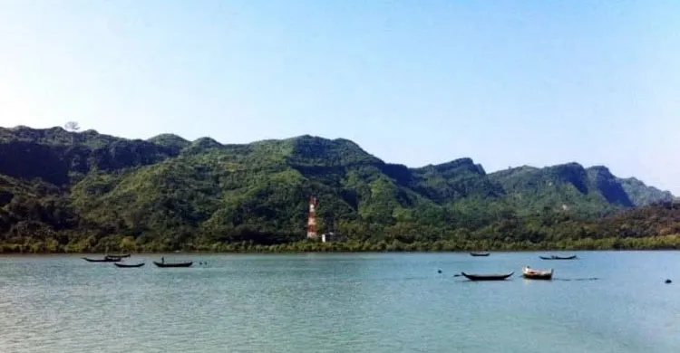 নাফ নদীর পাড়ে কয়েকশ রোহিঙ্গা, বাংলাদেশে প্রবেশে বাধা