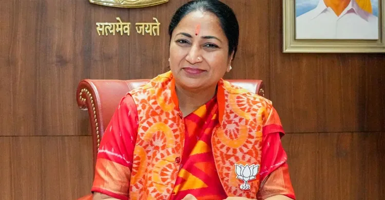 বাসভবনে সবার সামনে দিল্লির মুখ্যমন্ত্রীকে চুল টেনে ধরে চড় মাড়ল যুবক!