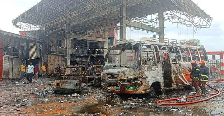 সিএনজি পাম্পে ভয়াবহ বিস্ফোরণ, পুড়লো ১০ সিএনজি ও বাস