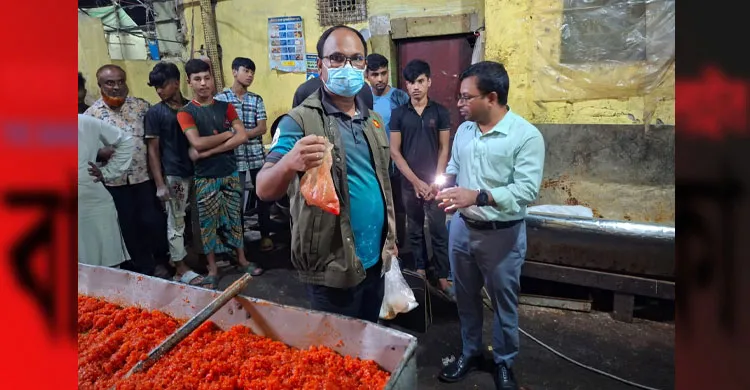 বগুড়ায় বেকারি ও ফার্মেসিতে ৩ লাখ টাকার অধিক জরিমানা