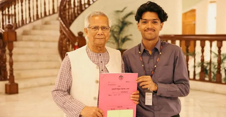 সাগর-রুনির সন্তান মেঘের হাতে পূর্বাচলের প্লটের দলিল হস্তান্তর করলেন প্রধান উপদেষ্টা