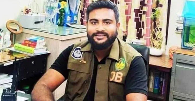 রাজশাহীতে বরখাস্ত ডিবি এসআই মাহবুব হাসানকে গণধোলাই