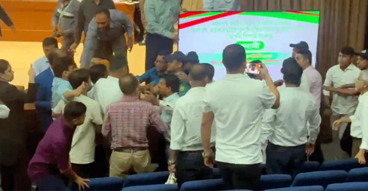 ব্রাহ্মণবাড়িয়া-২ ও ৩ আসনের সীমানা নিয়ে শুনানিতে সিইসির সামনে মারামারি