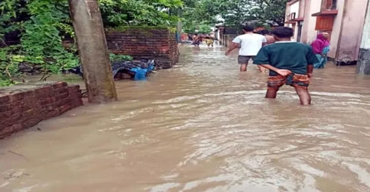 বগুড়ার শেরপুরে একটু বৃষ্টি হলেই পানিবন্দী থাকে তিন গ্রামের প্রায় ৪০০ পরিবার