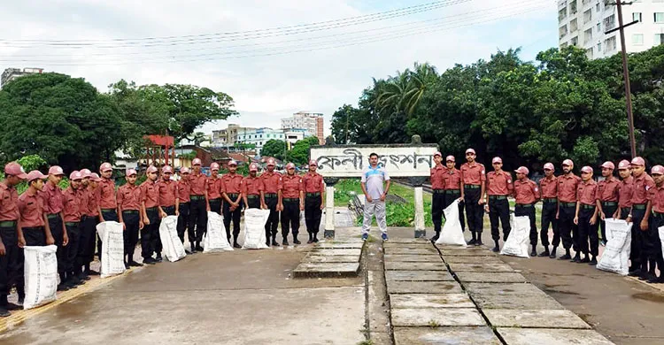 ফেনীতে আনসার ভিডিপির উদ্যোগে পরিষ্কার-পরিচ্ছন্ন অভিযান