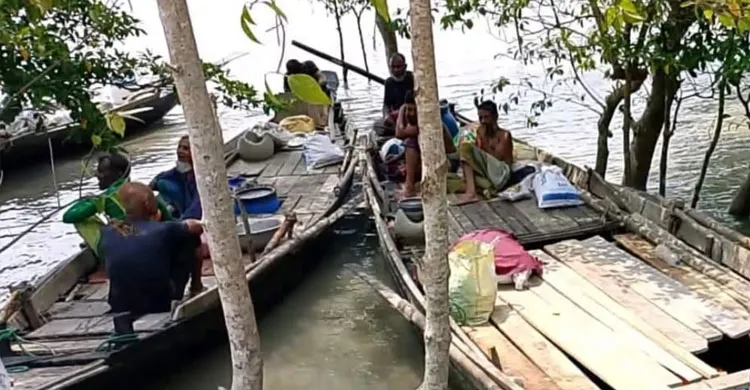সাতক্ষীরা উপকূলের জেলেদের সময় কাটছে নৌকা-জাল মেরামতে