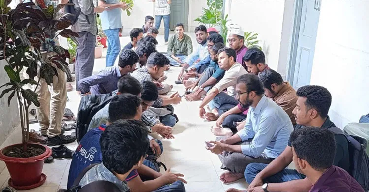 ছাত্রসংসদ ও সম্পূরক বৃত্তির দাবিতে জবি শিক্ষার্থীদের ‘ব্রেক দ্য সাইলেন্স’ কর্মসূচি