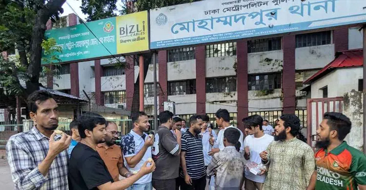 মোহাম্মদপুরের বিতর্কিত ওসির বদলিতে এলাকায় মিষ্টি বিতরণ