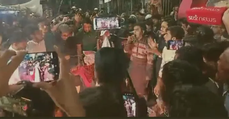শাহবাগে ফজলুর রহমানের ছবিতে জুতা নিক্ষেপ, কুশপুত্তলিকা দাহ