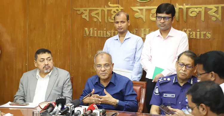 লুট হওয়া অস্ত্র ও গুলি উদ্ধারে পুরস্কারের ঘোষণা স্বরাষ্ট্র উপদেষ্টার