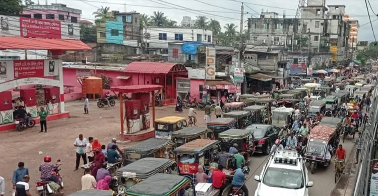 সাতক্ষীরায় যানজট নিয়ন্ত্রণে হিমশিম খাচ্ছে ট্রাফিক পুলিশ