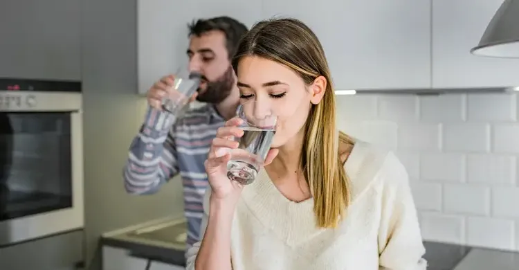 প্রতিদিন খালি পেটে এক গ্লাস পানি: ‘ওয়াটার থেরাপি’র অবিশ্বাস্য উপকারিতা