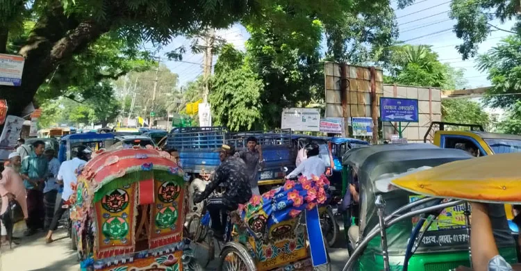 সুনামগঞ্জে যানজট নিয়ন্ত্রণে দিশেহারা ট্রাফিক পুলিশ