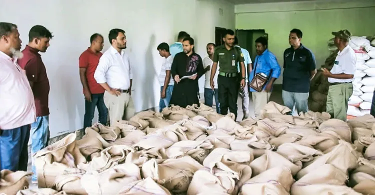 গাবতলীতে নিম্নমানের সরকারি চাল বিতরণ, ১৫৬ বস্তা চাল জব্দ