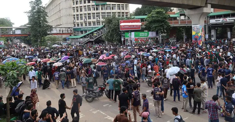 শাহবাগ মোড় অবরোধে বুয়েট শিক্ষার্থীরা, তিন দফা দাবিতে আন্দোলন