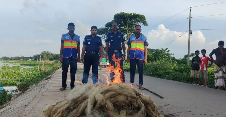 নরসিংদীর মেঘনা নদী থেকে অবৈধ কারেন্ট জাল জব্দ