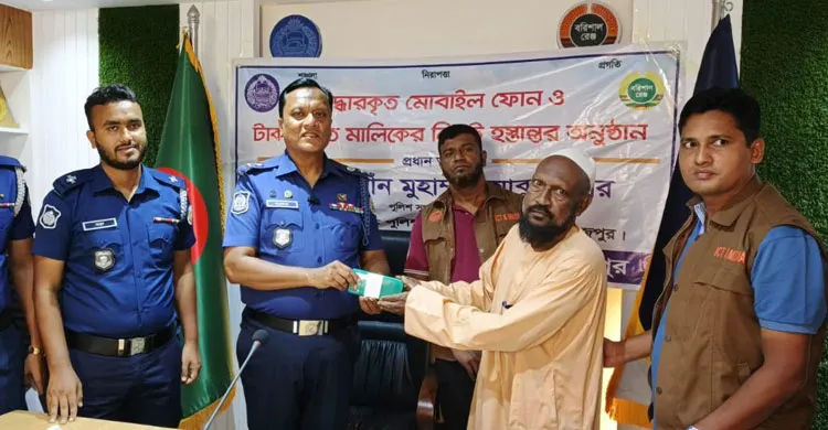 পিরোজপুর জেলা পুলিশের সাফল্য: ২০টি মোবাইল ও ৫টি হ্যাকড ফেসবুক আইডি উদ্ধার