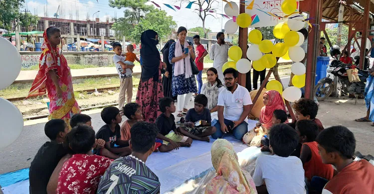 নারায়ণগঞ্জ রেলস্টেশনে পথশিশুদের নিয়ে দিনব্যাপী আনন্দ উৎসব