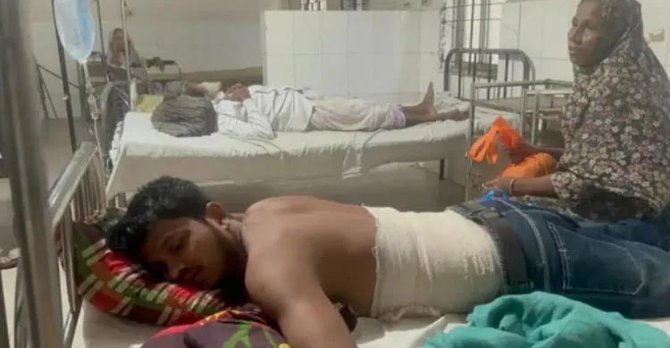 বাউফলে মাদক সেবনে বাধা দেওয়ায় একই পরিবারের ৪ জনকে কুপিয়ে জখম