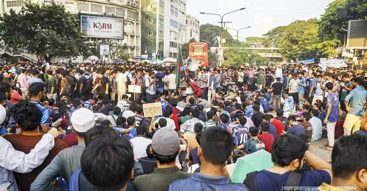 তিন দফা দাবি নিয়ে শাহবাগ মোড়ে প্রকৌশল শিক্ষার্থীদের বিক্ষোভ, শাহবাগে তীব্র যানজট