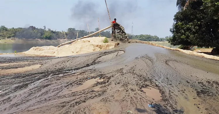সুনামগঞ্জে বালু লুটের আশঙ্কা, জনগণকে সতর্ক থাকার আহ্বান জেলা প্রশাসনের
