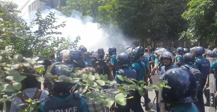 প্রকৌশল শিক্ষার্থীদের ‘লং মার্চ টু ঢাকা’ কর্মসূচিতে পুলিশের ধাওয়া-পাল্টা ধাওয়া