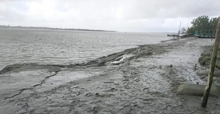 সাতক্ষীরা উপকূলীয় শ্যামনগর নীলডুমুরে হঠাৎ ডেবে গেছে, ১৫টি গ্রাম প্লাবিত হওয়ার আশঙ্কা