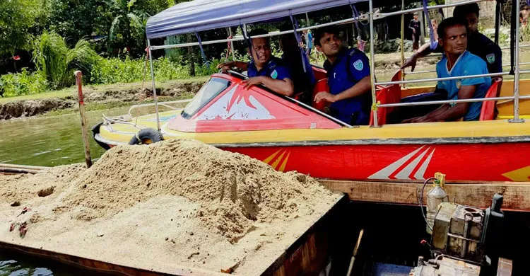 তাহিরপুর শান্তিপুরে নদীতে অবৈধ বালু উত্তোলনে পাঁচজনের কারাদণ্ড