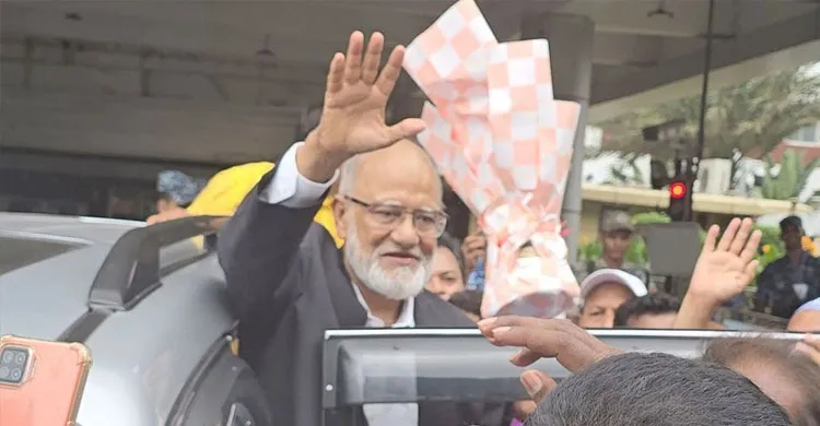 লন্ডন থেকে দেশে ফিরেছেন বিএনপি নেতা খন্দকার মোশাররফ