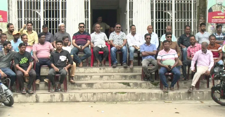 হামলার শঙ্কায় রংপুরে জাতীয় পার্টি কার্যালয়ে নেতাকর্মীদের অবস্থান