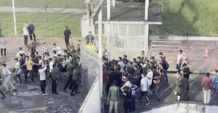 সিলেট স্টেডিয়ামে বিসিবির দুর্বল ব্যবস্থাপনা, গেট ভেঙে ঢুকলো দর্শকরা