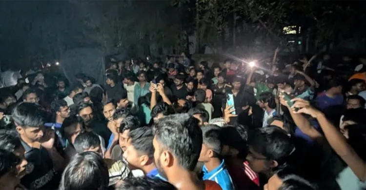 মাইকে ঘোষণা দিয়ে চবি শিক্ষার্থী ও স্থানীয়দের মধ্যে সংঘর্ষ, অর্ধশতাধিক আহত