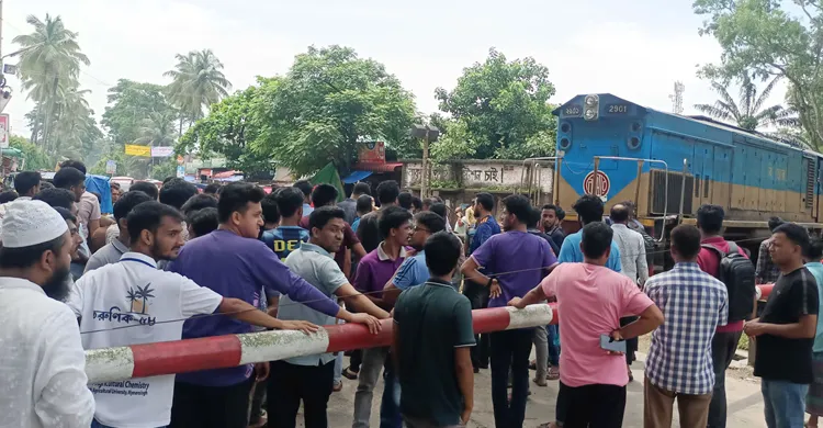 তিন দফা দাবিতে রেলপথ অবরোধ, ঢাকা-ময়মনসিংহ ট্রেন চলাচল বন্ধ