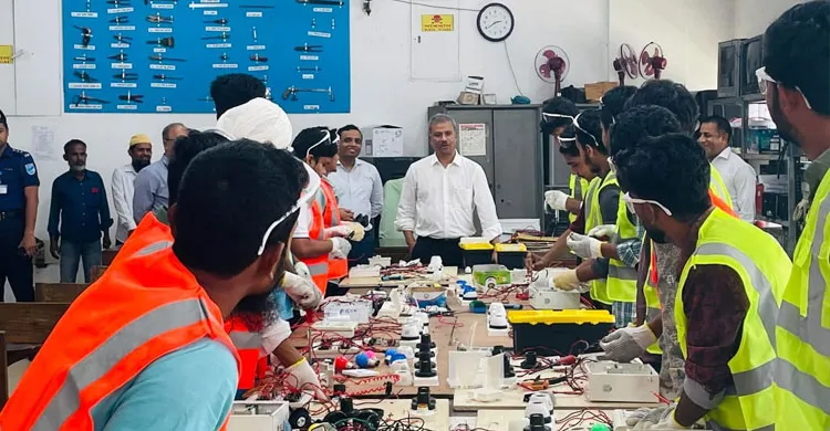 নরসিংদীতে আকস্মিক পরিদর্শনে আইন উপদেষ্টা