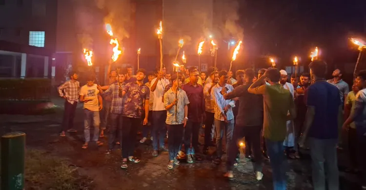 সাত দফা দাবিতে পটুয়াখালী পলিটেকনিক শিক্ষার্থীদের মশাল মিছিল