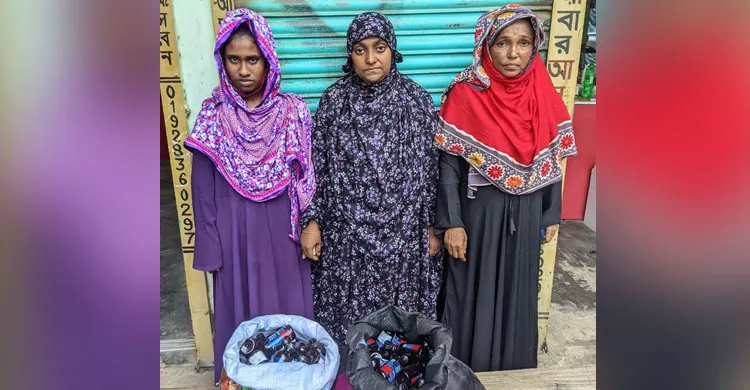 ১১০ বোতল ফেন্সিডিলসহ ৩ নারী আটক