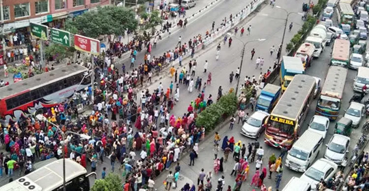 কুড়িলে শ্রমিকদের সড়ক অবরোধ, ভোগান্তিতে সাধারণ মানুষ