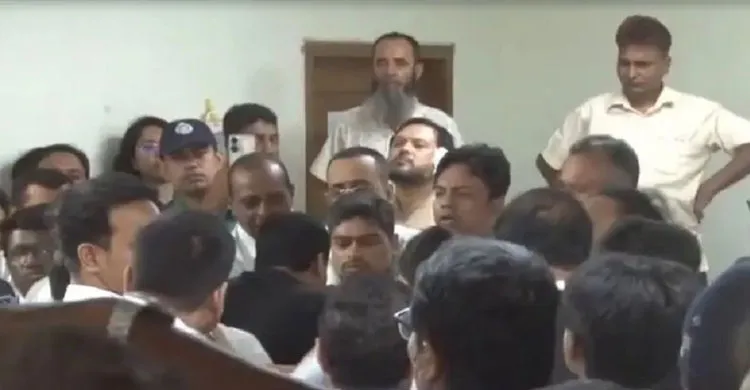 আদালতে বিচারকের সামনেই সাংবাদিককে মারধর, অভিযুক্ত আইনজীবীদের বিরুদ্ধে অভিযোগ