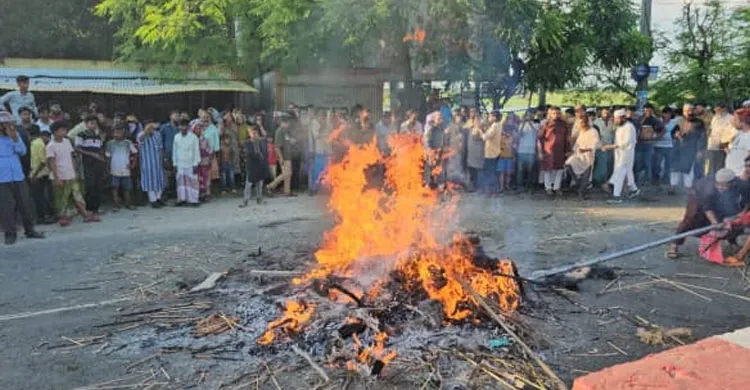 রাজবাড়ীতে নূরাল পাগলের মরদেহ কবর থেকে তুলে জ্বালিয়ে দিয়েছে জনতা