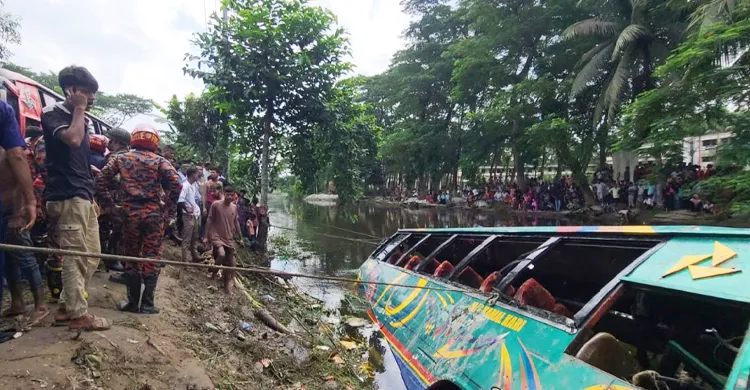 লক্ষ্মীপুরে যাত্রীবাহী বাস খালে, নিহত ৫