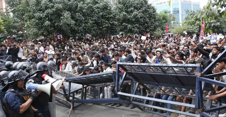 নেপালে বিক্ষোভে ভয়াবহ সহিংসতা, রাজধানীতে সেনা মোতায়েন, নিহত ৬