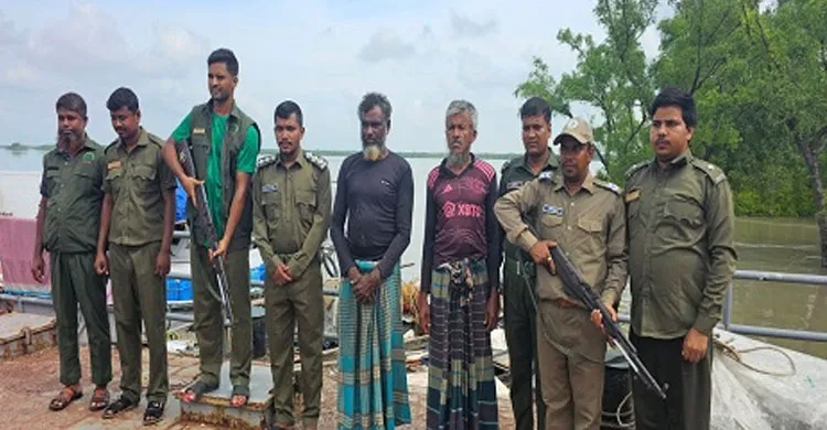 সুন্দরবনের অভয়ারণ্যে মৎস্য শিকারের অভিযোগে ৩টি নৌকাসহ ২ জেলে আটক