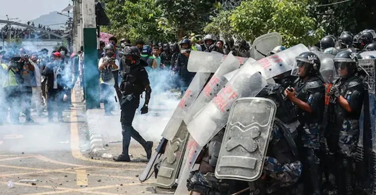 নেপালে পার্লামেন্ট ভবনে আগুন, দেখামাত্র গুলির নির্দেশ