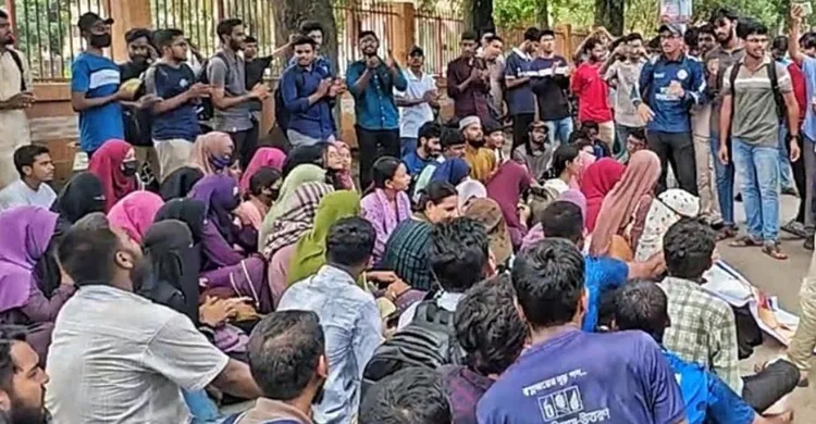 গ্রেফতারে বিলম্ব হলে কুমিল্লা শহর অচলের হুঁশিয়ারি শিক্ষার্থীদের