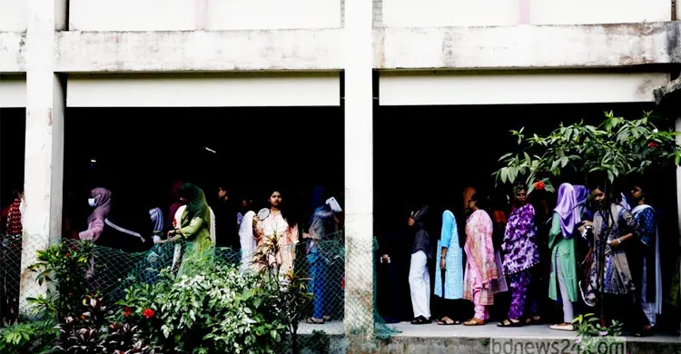 ইউল্যাব কেন্দ্রে সাংবাদিক-পর্যবেক্ষকদের প্রবেশে বাধা দেওয়ার অভিযোগ ফরহাদের