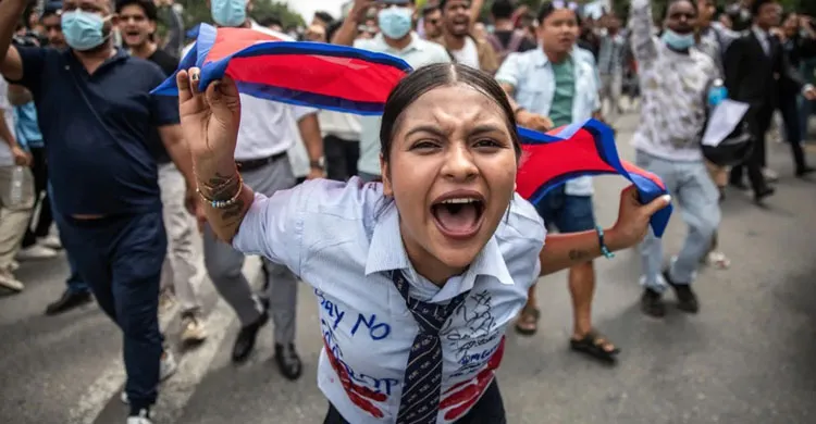সেনাপ্রধানের শান্ত থাকার আহ্বান, দেশ ছাড়তে পারেন সাবেক প্রধানমন্ত্রী ওলি