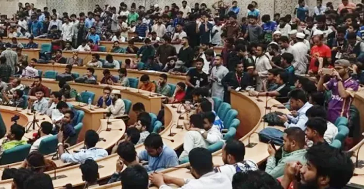 ডাকসু নির্বাচনের ফলাফলের অপেক্ষায় ঢাবি শিক্ষার্থীরা, সিনেট ভবনে টানটান উত্তেজনা