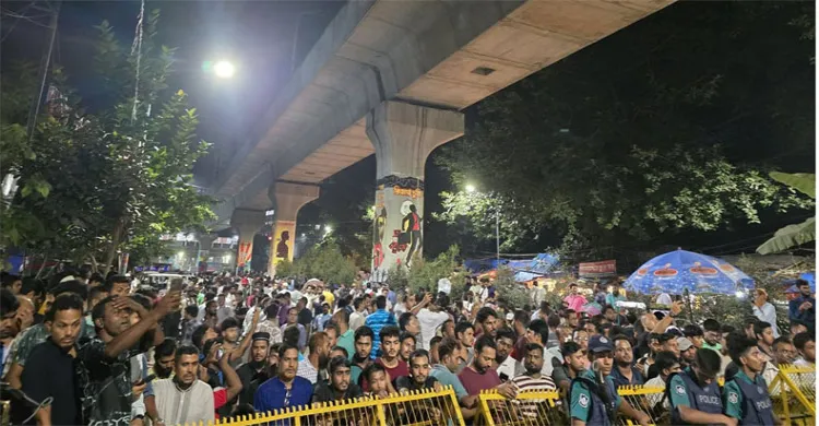 ঢাকা বিশ্ববিদ্যালয়ের বাইরে মোড়ে মোড়ে শিবিরের অবস্থান ও বিজয় স্লোগান