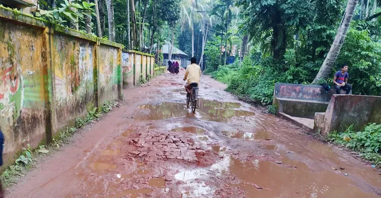 রামগঞ্জে খানাখন্দে ভরা দুই কিলোমিটার রাস্তার বেহাল দশা, হাজার হাজার মানুষের দুর্ভোগ চরমে